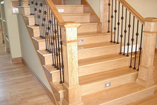 Cầu thang làm từ gỗ Sồi đẹp mắt, sang trọng, tạo cảm giác ấm áp cho không gian